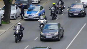Czy motocyklista może wyprzedzać samochody w korku? Ważny jest jeden aspekt