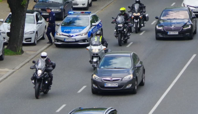 Motocykliści muszą pamiętać o kilku ważnych zasadach, aby wyprzedzanie pojazdów w korku było wykonane zgodnie z obowiązującymi przepisami.