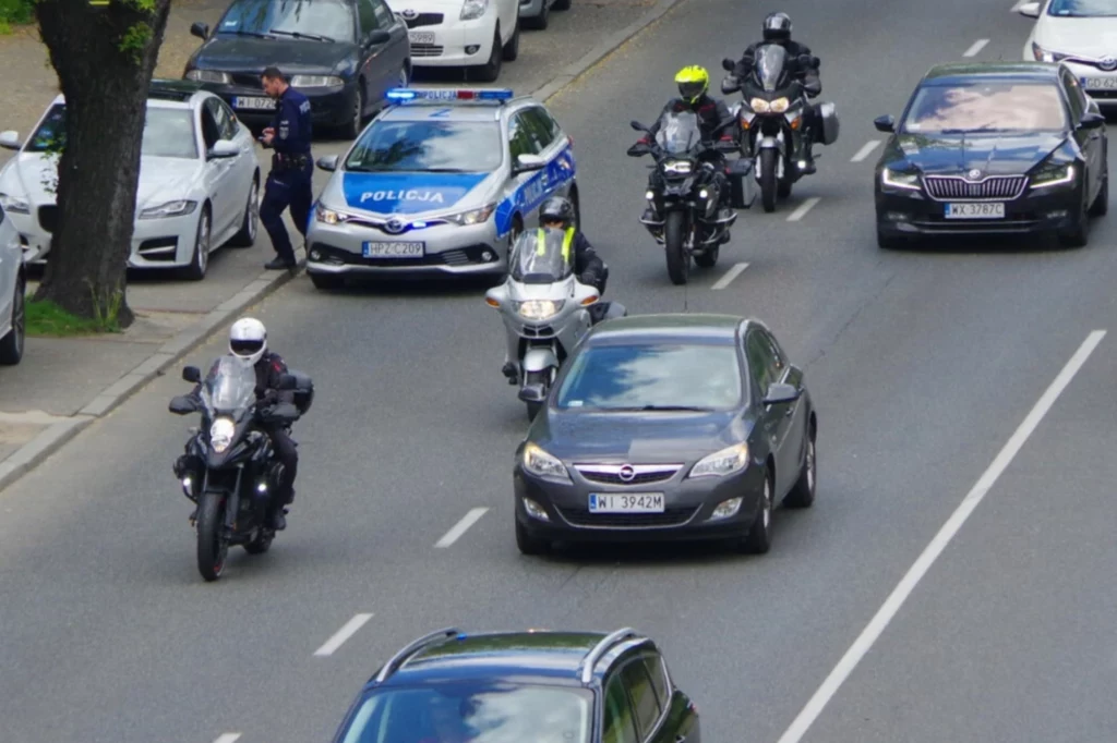 Jazda motocyklem po buspasie jest legalna, ale pod jednym warunkiem. Jazda motocyklem po buspasie jest legalna, ale pod jednym warunkiem.
