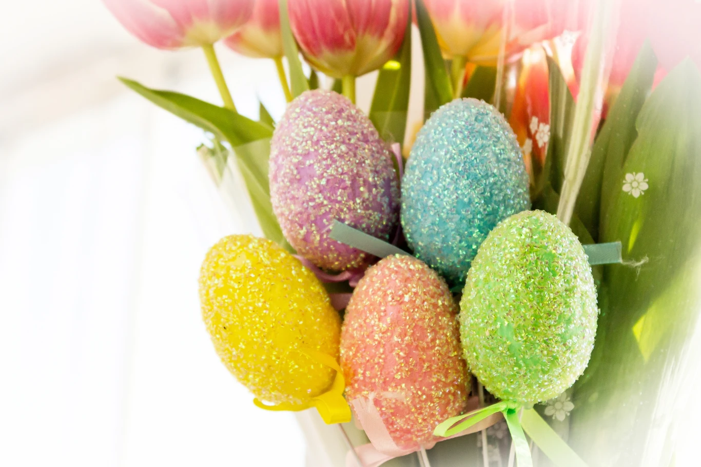 Cukrowe pisanki to szybki i prosty sposób na efektowną dekorację na Wielkanoc.