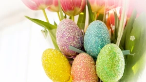 Słyszałeś o pisankach ozdobionych cukrem? Są banalnie proste do wykonania i wyglądają obłędnie 