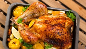 Indyk pieczony na jabłkach. Zrobi furorę na świątecznym obiedzie