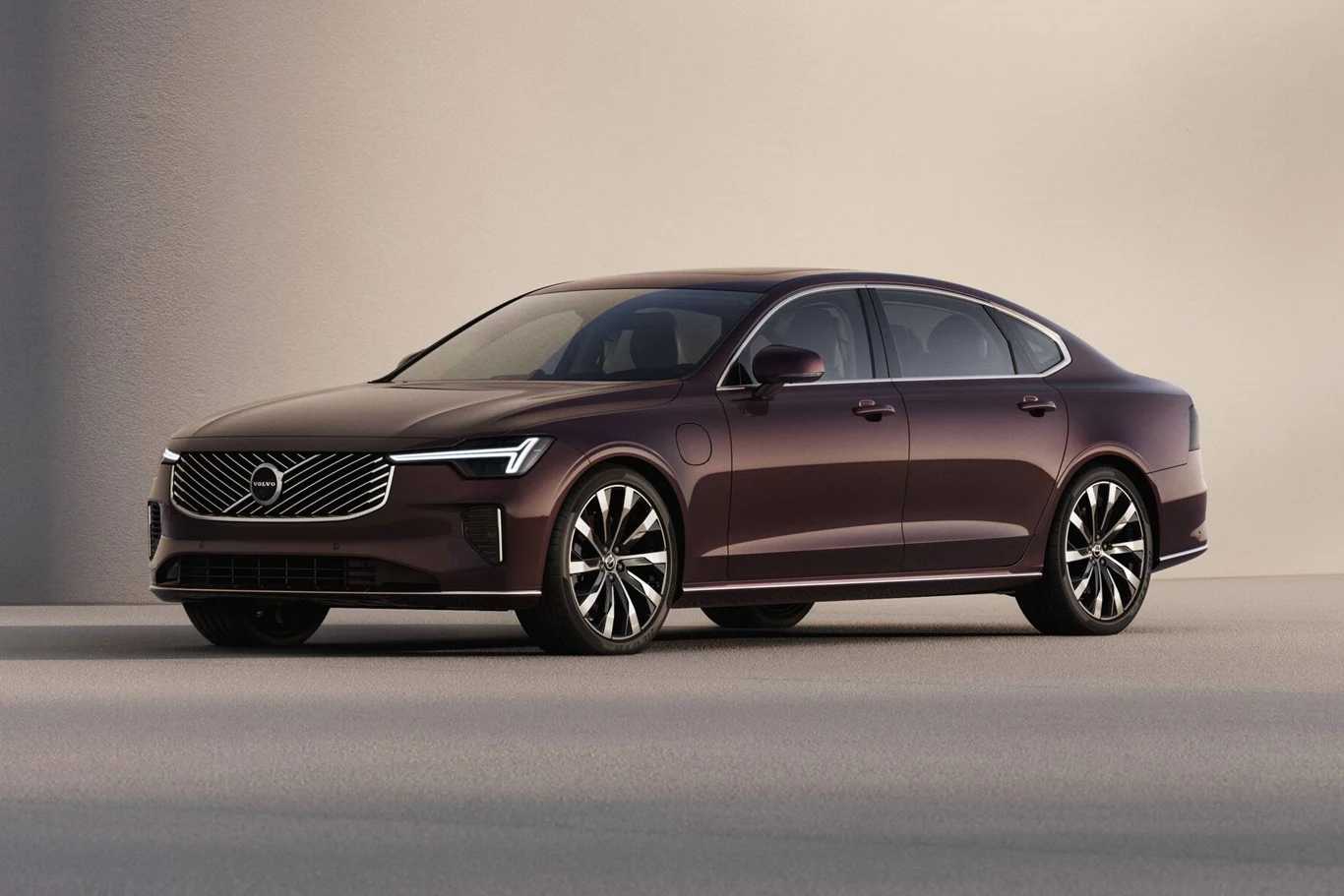 Luksusowy samochód Volvo o eleganckiej sylwetce, metalicznym purpurowym lakierze, nowoczesnych kształtach i charakterystycznym przednim grillem. Stoi na gładkiej powierzchni z jasnym tłem, co podkreśla jego designerki wygląd.