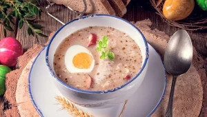 Pyszny, wielkanocny żurek. Rober Makłowicz dodaje do niego ten składnik 