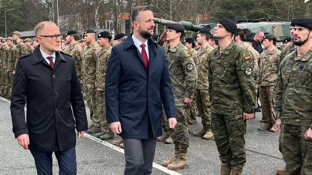 Szef MON z wizytą na Łotwie. Spotkał się z polskimi żołnierzami Szef MON z wizytą na Łotwie. Spotkał się z polskimi żołnierzami