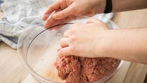 Mielone soczyste i delikatne jak puch. Zetrzyj na tarce i dodaj do mięsa