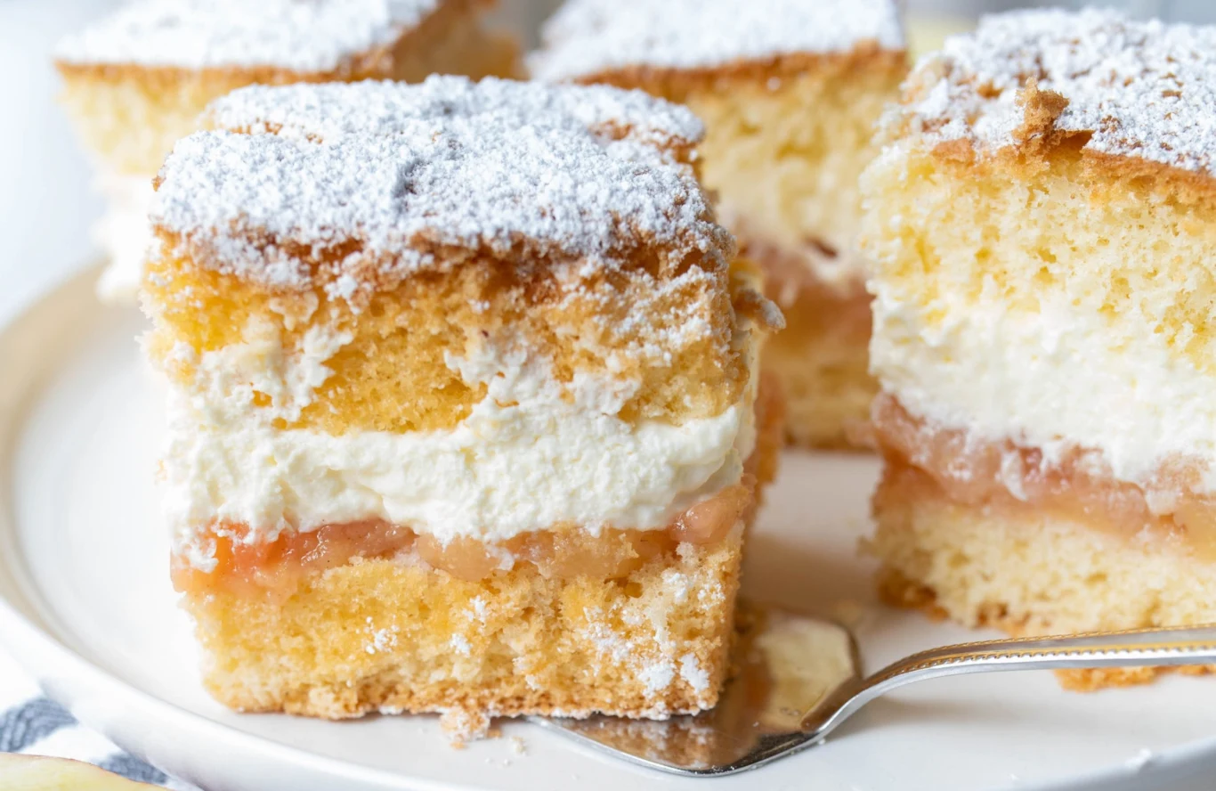 Smaczne biszkoptowe ciasto z jabłkami Smaczne biszkoptowe ciasto z jabłkami