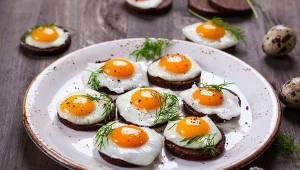 Wielkanocne kanapeczki z nietypowym dodatkiem. Robią furorę na stole