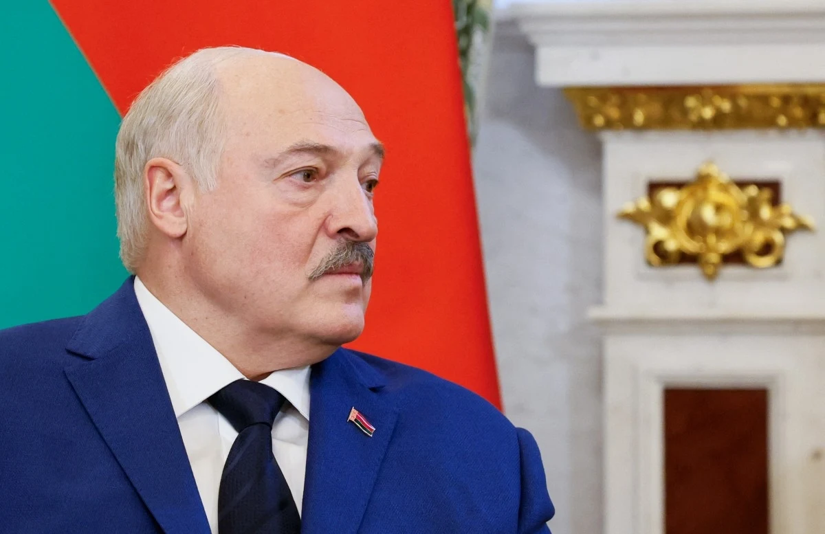 Białoruś porozumiała się z Pakistanem ws. migracji Osoba w niebieskim garniturze, z widocznym trójkolorowym tłem oraz ozdobną złotą architekturą w tle.