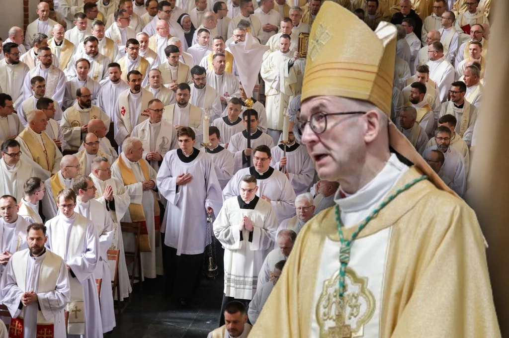 Metropolita warszawski abp Adrian Galbas podczas mszy krzyżma w Wielki Czwartek Metropolita warszawski abp Adrian Galbas podczas mszy krzyżma w Wielki Czwartek