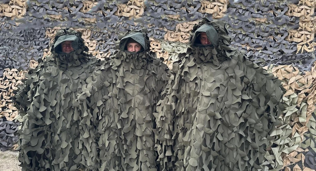 Materiał odbija ciepło, nie pozwalając, by sylwetka żołnierza wyróżniała się na tle otoczenia Materiał odbija ciepło, nie pozwalając, by sylwetka żołnierza wyróżniała się na tle otoczenia