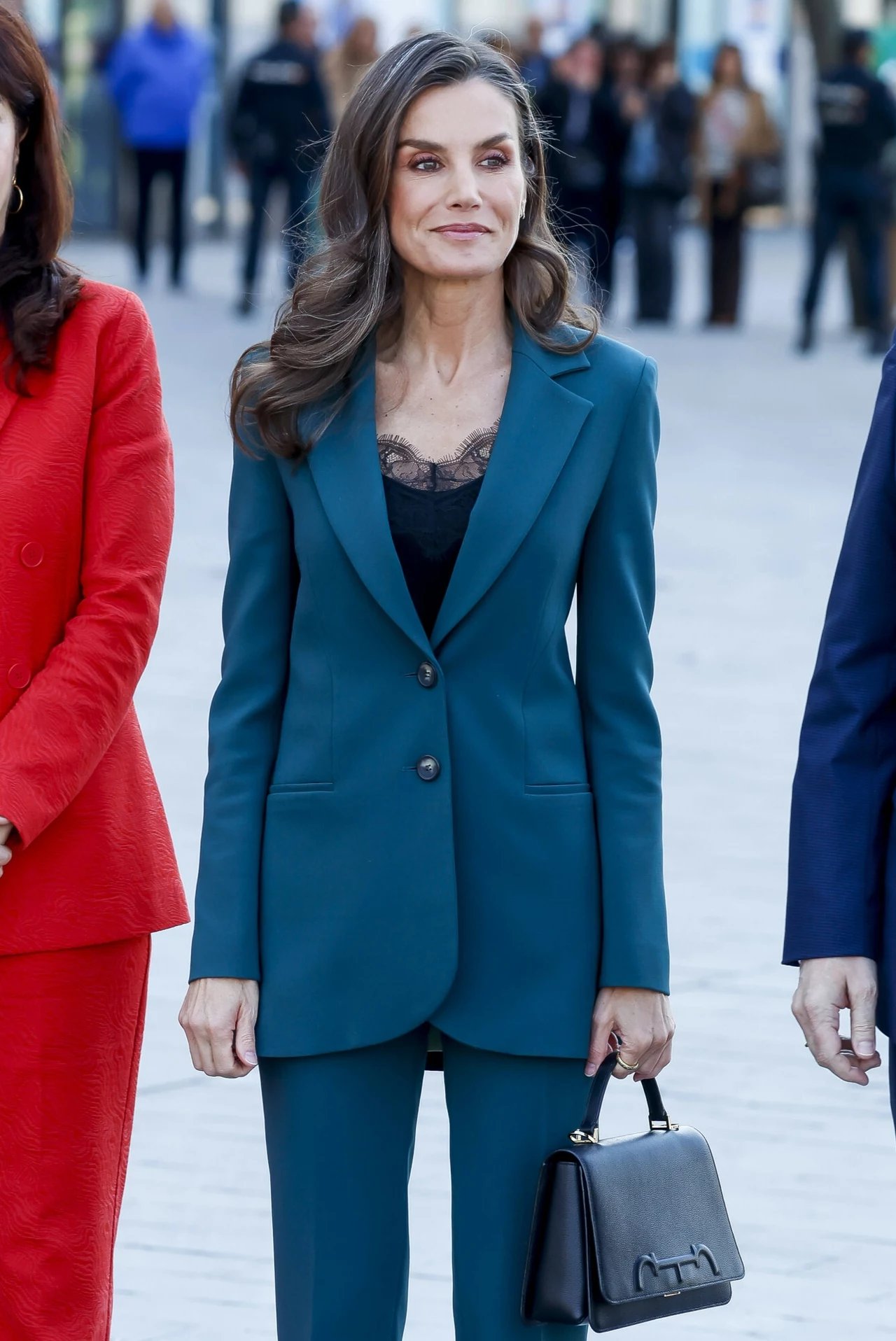 Królowa Letycja w eleganckim garniturze