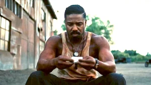 Michael B. Jordan w scenie z "Grzeszników"