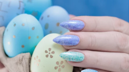 Na święta pomaluj nie tylko pisanki. Klasyka z pazurem, czyli najmodniejszy manicure na Wielkanoc