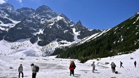 Tatrzański Park Narodowy apeluje do turystów o rozwagę i niewchodzenie na rozmarzającą tafle lodu górskich stawów