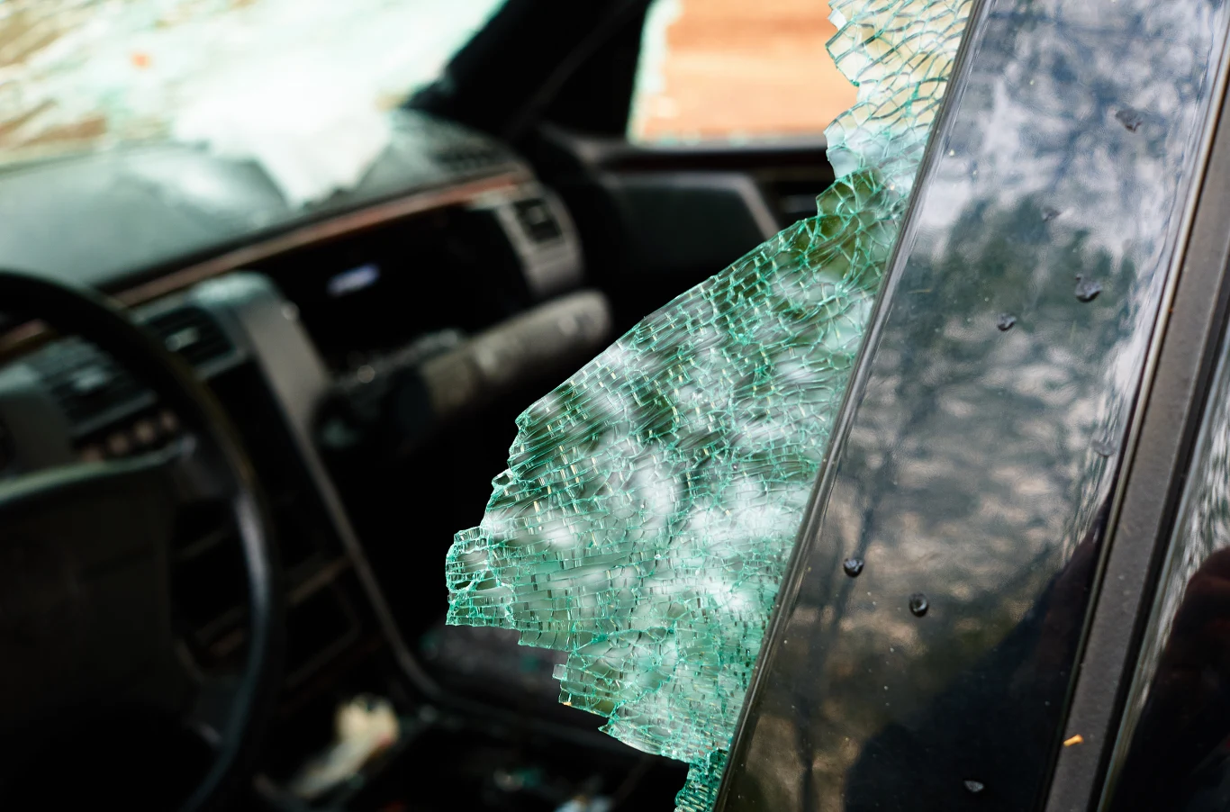 Jeśli zobaczymy dziecko samo w aucie, nie wahajmy się nawet rozbić szybę. article cover