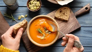 Te zupy zrobisz z tego, co masz w lodówce. Rozgrzeją cię lepiej niż koc