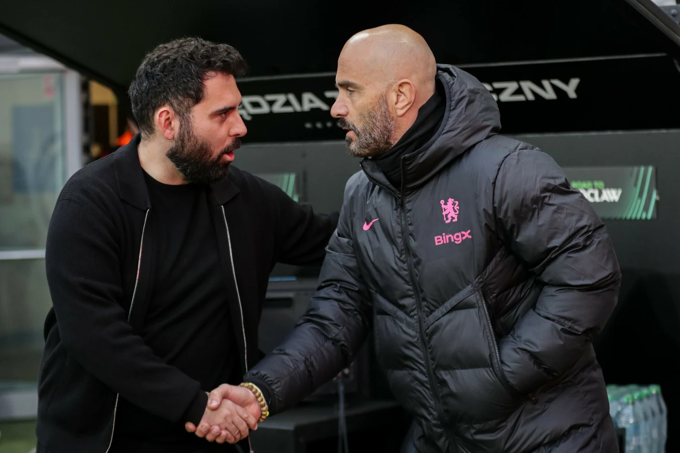 Goncalo Feio i Enzo Maresca podczas meczu Chelsea - Legia w Lidze Konferencji Europy Goncalo Feio i Enzo Maresca podczas meczu Chelsea - Legia w Lidze Konferencji Europy