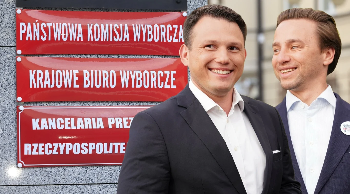 Konfederacja składa skargę na decyzję PKW Dwóch mężczyzn uśmiecha się na tle tablic z nazwami instytucji: Państwowa Komisja Wyborcza, Krajowe Biuro Wyborcze, Kancelaria Prezesa Rady Ministrów Rzeczypospolitej Polskiej. Mężczyźni są elegancko ubrani w garnitury.