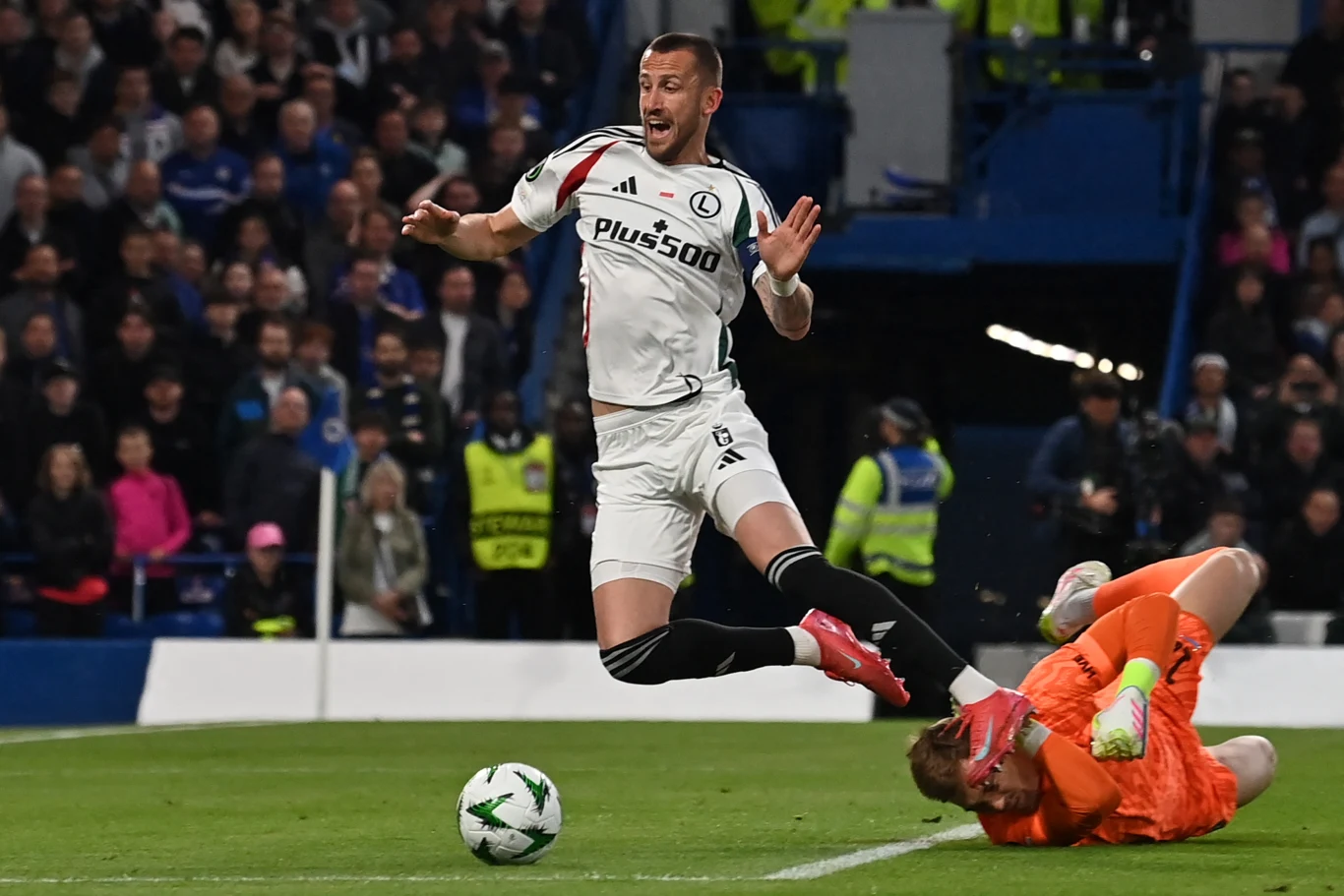 Tomasz Pekhart faulowany przez Filipa Jorgensena 