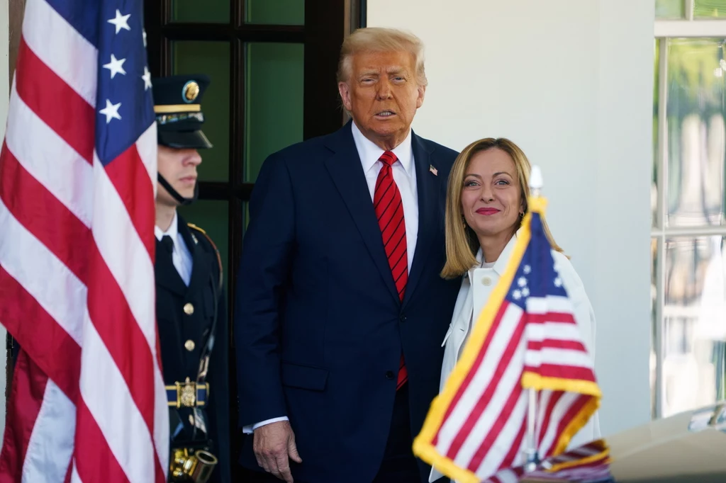 Donald Trump wita Giorgię Meloni przed wejściem do Białego Domu Donald Trump wita Giorgię Meloni przed wejściem do Białego Domu