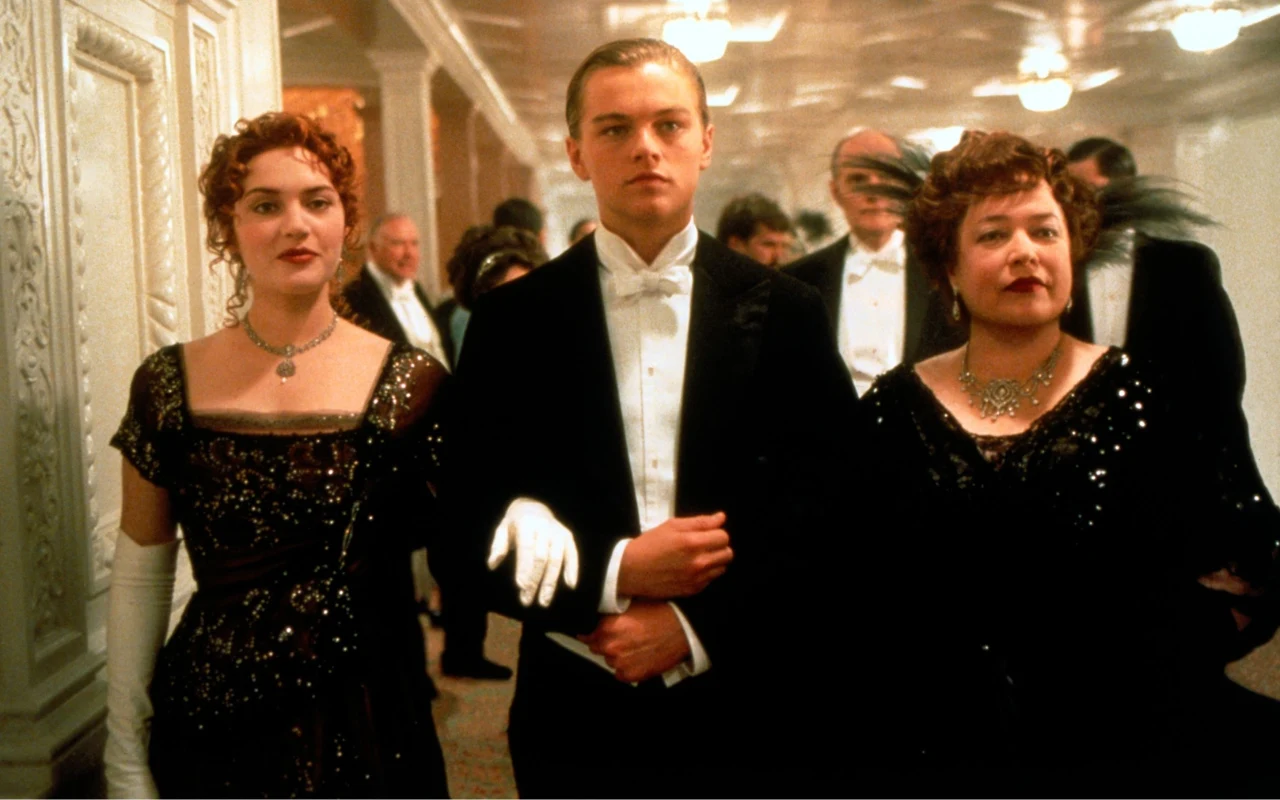 Kathy Bathes w roli Molly Brown, u boku Leonardo Di Caprio i Kate Winslet, w scenie z "Titanica"