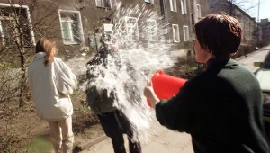 Mandat za polewanie wodą. W Śmigusa-Dyngusa trzeba uważać