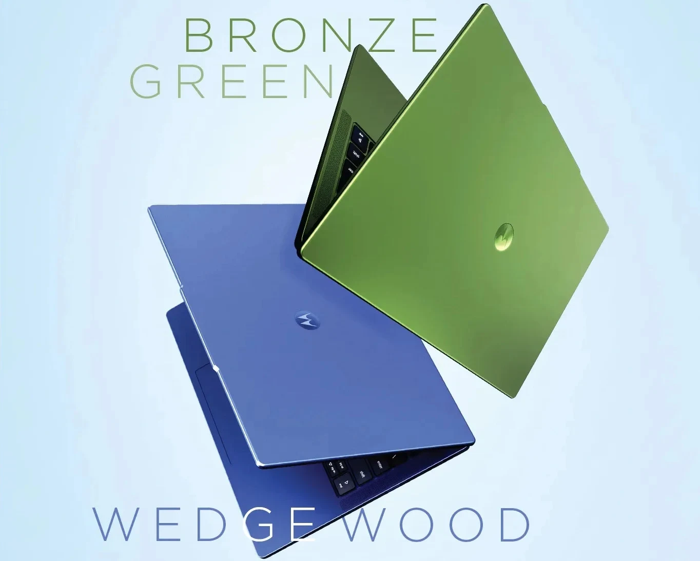 Dwa laptopy w kolorach zielonym i niebieskim, ustawione naprzeciwko siebie, z widocznymi nazwami kolorów: 'Bronze Green' i 'Wedge Wood'. 