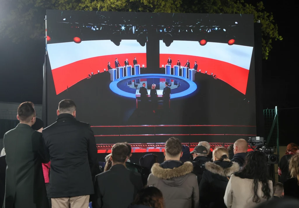 Końskie. Widzowie oglądają debatę przed wyborami prezydenckimi Końskie. Widzowie oglądają debatę przed wyborami prezydenckimi