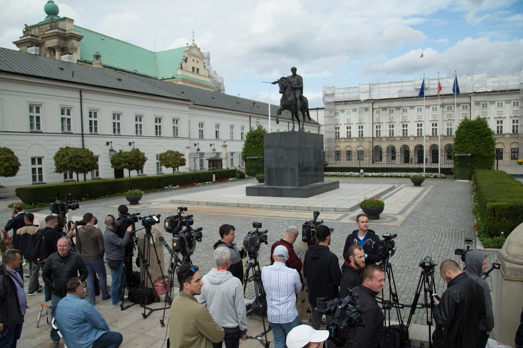 Dziennikarze przed Pałacem Prezydenckim (archiwum) Dziennikarze przed Pałacem Prezydenckim (archiwum)