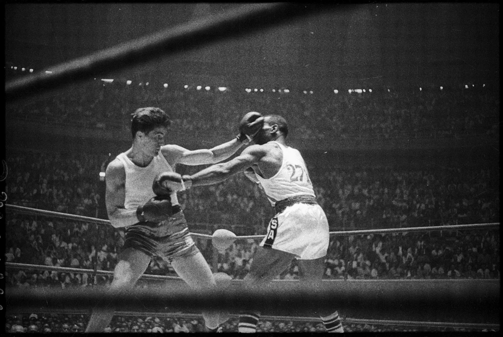 Tadeusz Walasek w finale olimpijskim z Amerykaninem Edwardem Crookiem (Rzym 1960 rok). Polak na kartach sędziów przegrał 2:3, ale został okrzyknięty moralnym zwycięzcą