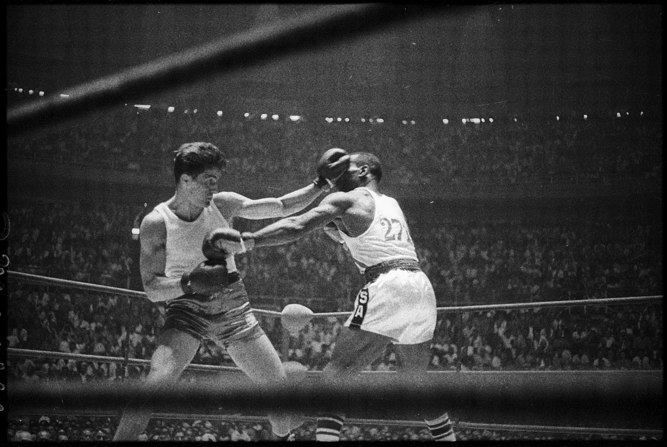 Tadeusz Walasek w finale olimpijskim z Amerykaninem Edwardem Crookiem (Rzym 1960 rok). Polak na kartach sędziów przegrał 2:3, ale został okrzyknięty moralnym zwycięzcą Tadeusz Walasek w finale olimpijskim z Amerykaninem Edwardem Crookiem (Rzym 1960 rok). Polak na kartach sędziów przegrał 2:3, ale został okrzyknięty moralnym zwycięzcą