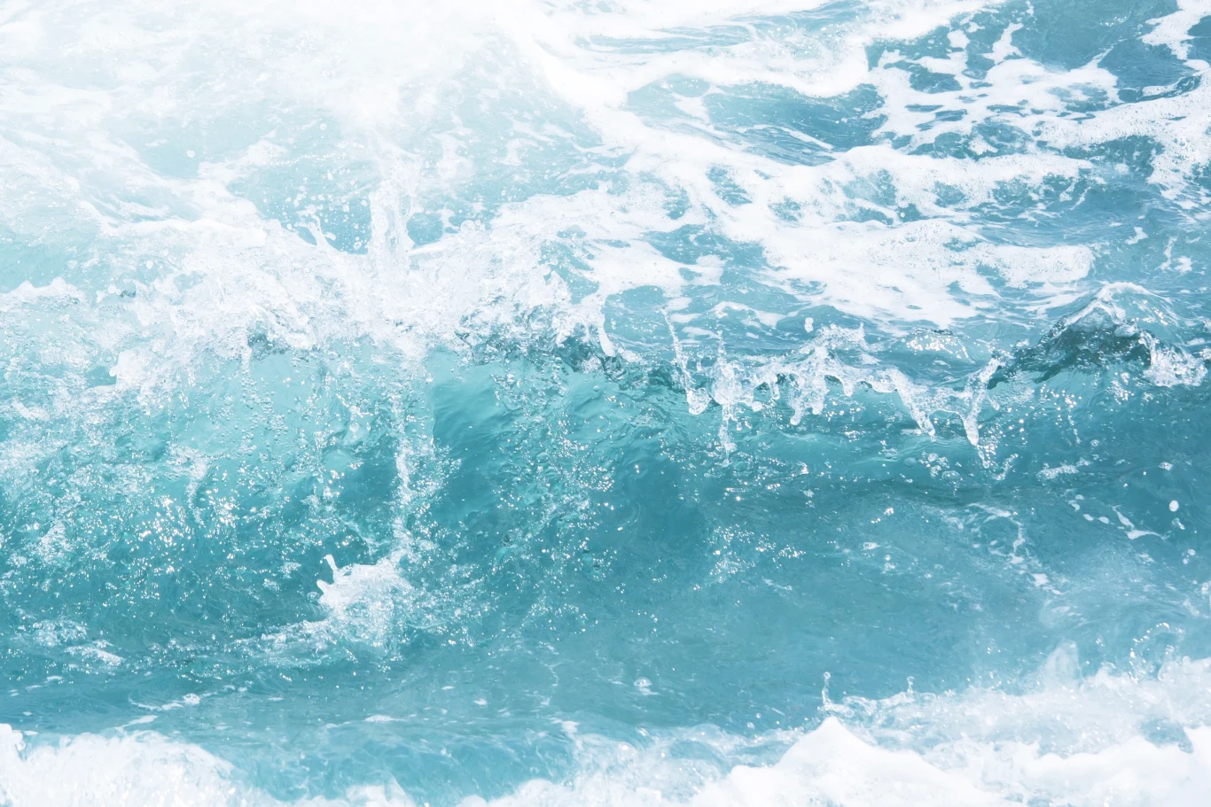 Fale są nieprzebranym źródłem energii Błękitne fale oceanu rozbijające się z impetem, tworząc białą pianę. Dynamiczny ruch wody podkreślony kontrastem między głębokim błękitem a jasnością piany.