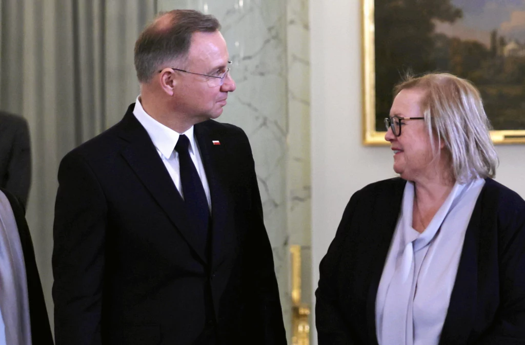 To Andrzej Duda wskazał Małgorzatę Manowską na I prezes SN. I teraz Manowska może umożliwić Dudzie wskazanie jej następcy tuż przed końcem prezydenckiej kadencji To Andrzej Duda wskazał Małgorzatę Manowską na I prezes SN. I teraz Manowska może umożliwić Dudzie wskazanie jej następcy tuż przed końcem prezydenckiej kadencji