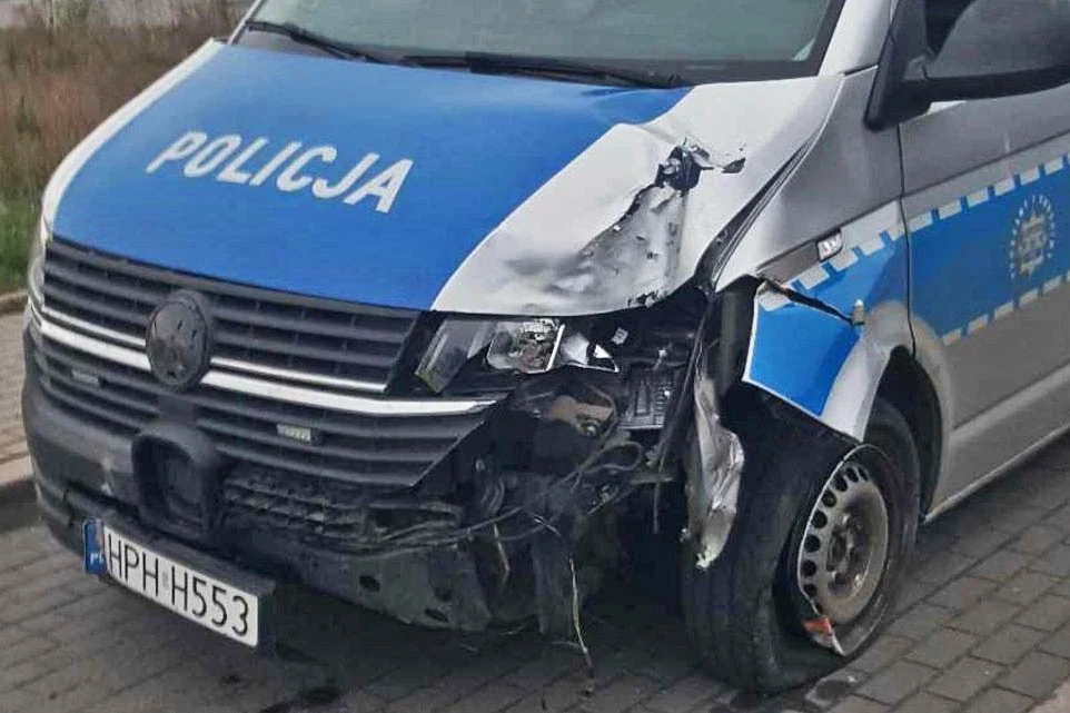 Radiowóz uderzył w ogrodzenie w Płońsku. Podróżowało nim dwóch pijanych policjantów Uszkodzony radiowóz policyjny z wgnieceniami po lewej stronie, widoczny wóz z napisem 'Policja' oraz europejskimi oznaczeniami na karoserii.