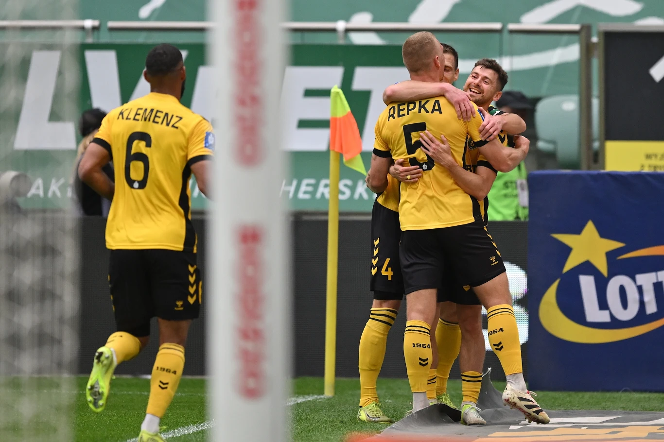 Piłkarze GKS-u Katowice po strzeleniu gola Śląskowi Wrocław