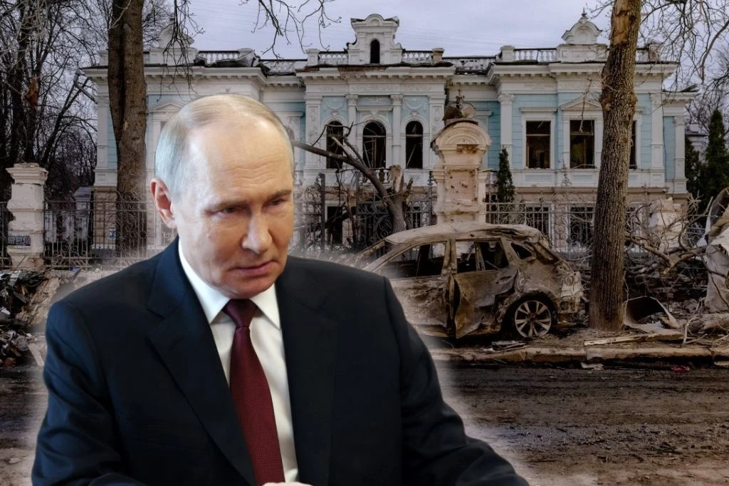 Władimir Putin i "wielkanocny rozejm". Ukraiński ekspert lotniczy: Moskwa nieustannie kłamie Polityk w garniturze stoi na tle zniszczonego budynku i wraku samochodu, drzewa wokół są pozbawione liści.