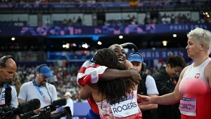 Camryn Rogers ściskana w Paryżu po zdobyciu złotego medalu. Obok Anita Włodarczyk