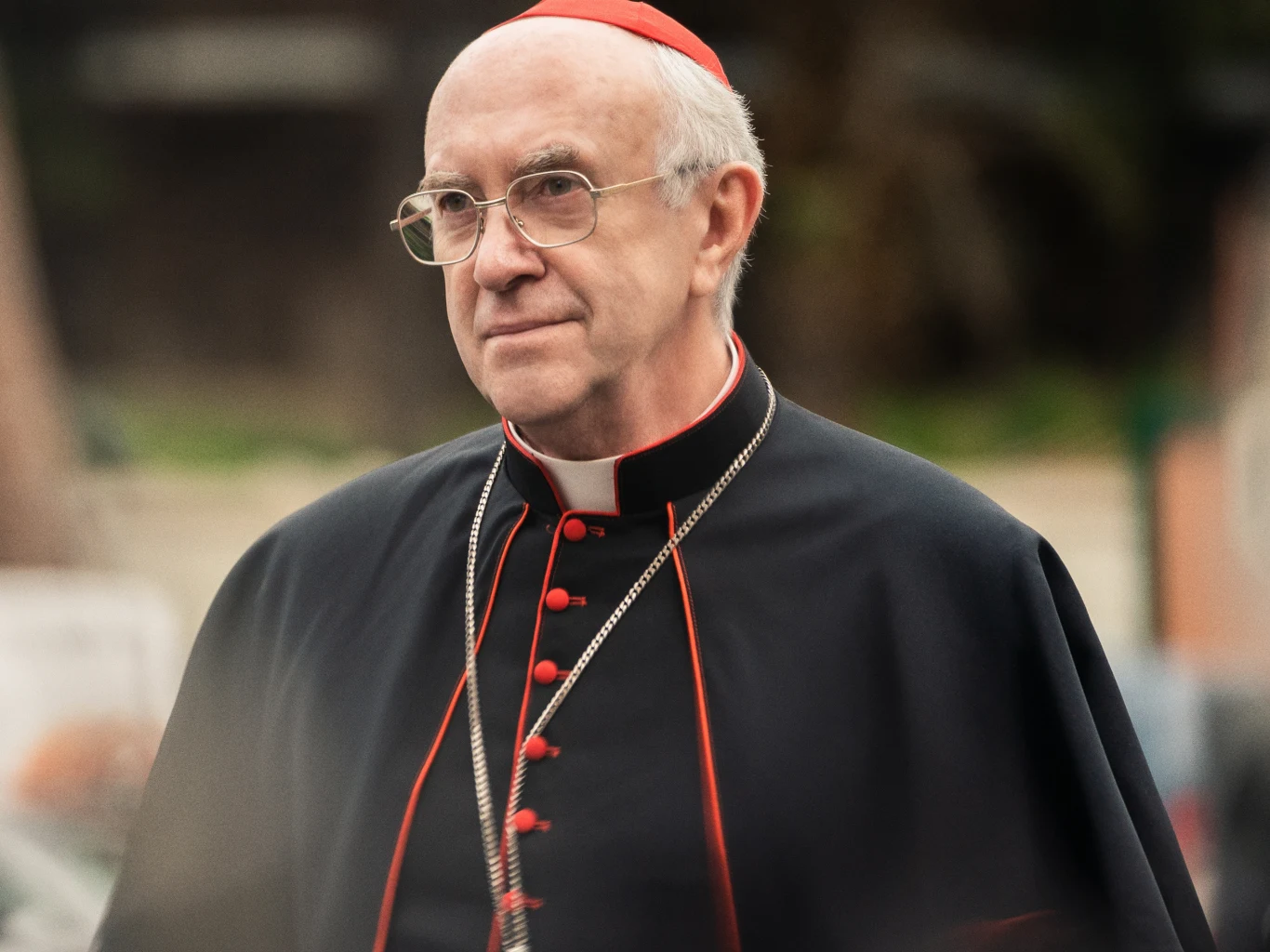 Jonathan Pryce jako kardynał Jorge Mario Bergoglio w filmie "Dwóch papieży" Jonathan Pryce jako kardynał Jorge Mario Bergoglio w filmie "Dwóch papieży"