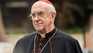 Jonathan Pryce jako kardynał Jorge Mario Bergoglio w filmie "Dwóch papieży"