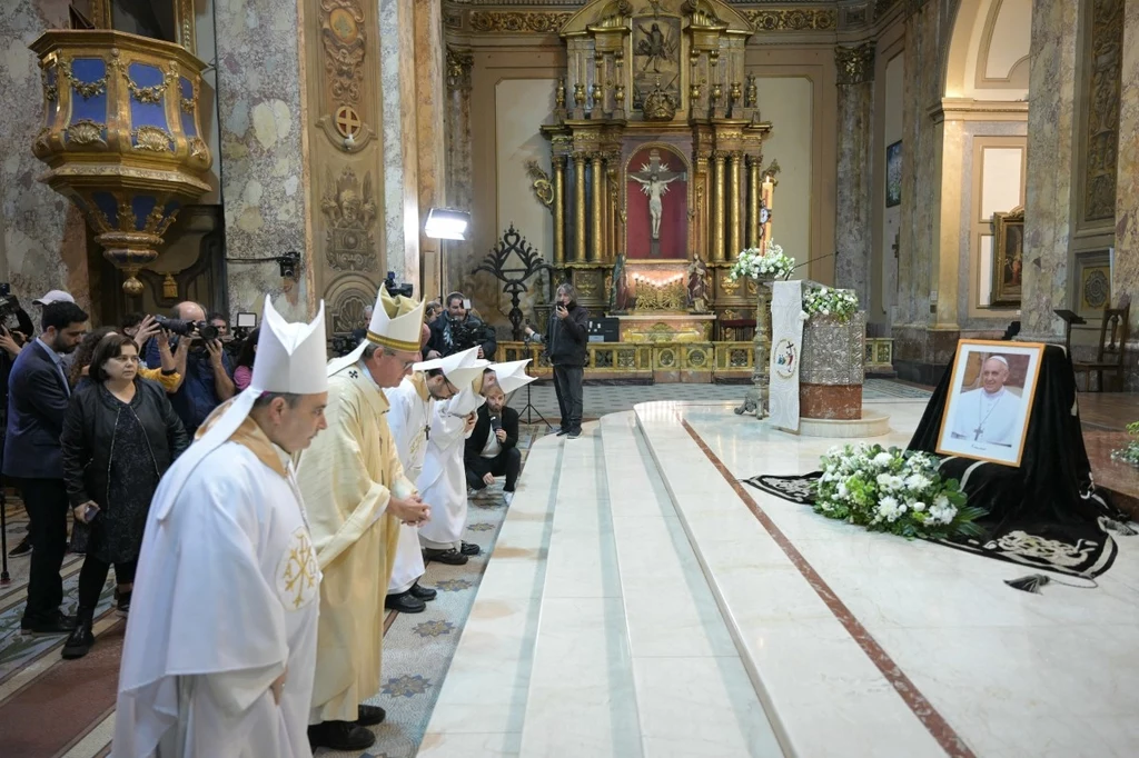 Wierni w Katedrze w Buenos Aires w dzień śmierci papież Franciszka Wierni w Katedrze w Buenos Aires w dzień śmierci papież Franciszka