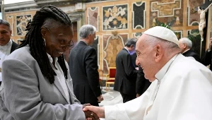 Whoopi Goldberg i papież Franciszek w 2024 roku