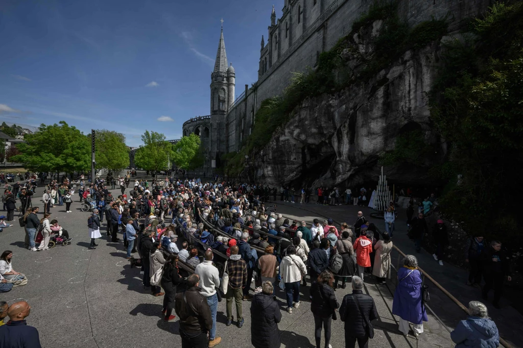 Wierni modlą się w Lourdes za papieża Franciszka Wierni modlą się w Lourdes za papieża Franciszka