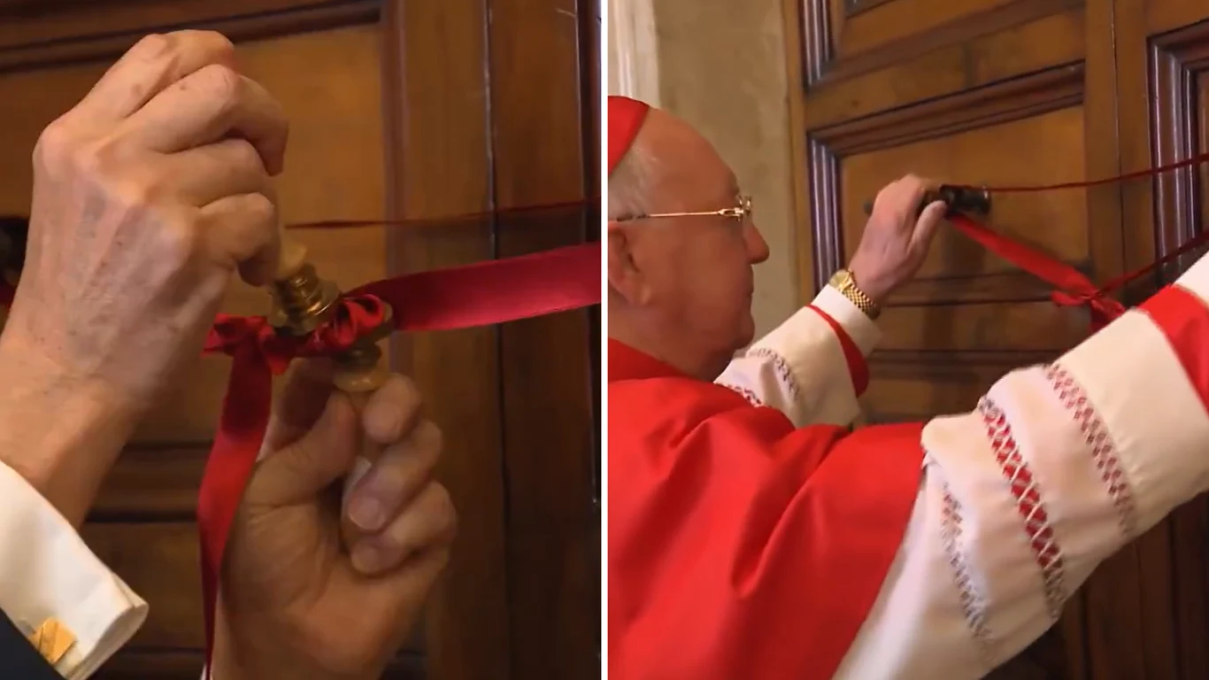 Zapieczętowanie pokoi papieża Franciszka Ceremonia przecięcia wstęgi przez mężczyznę w kardynalskim stroju przed drewnianymi drzwiami, symbolizująca oficjalne otwarcie lub inaugurację.