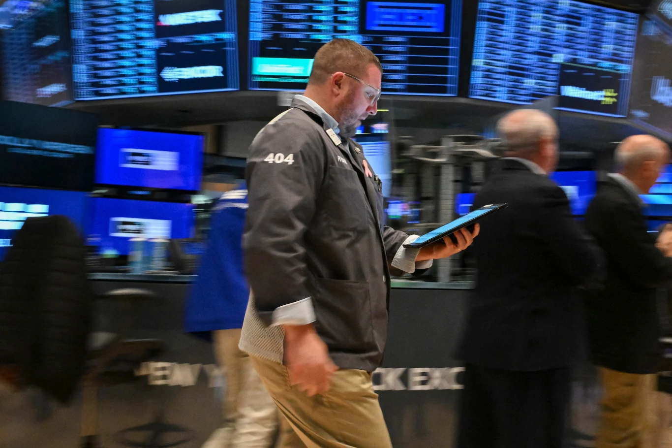 Naciski Trumpa na szefa Fed generują spadki na NYSE. W poniedziałek Wall Street zareagowała znaczącą obniżką głównych indeksów Naciski Trumpa na szefa Fed generują spadki na NYSE. W poniedziałek Wall Street zareagowała znaczącą obniżką głównych indeksów