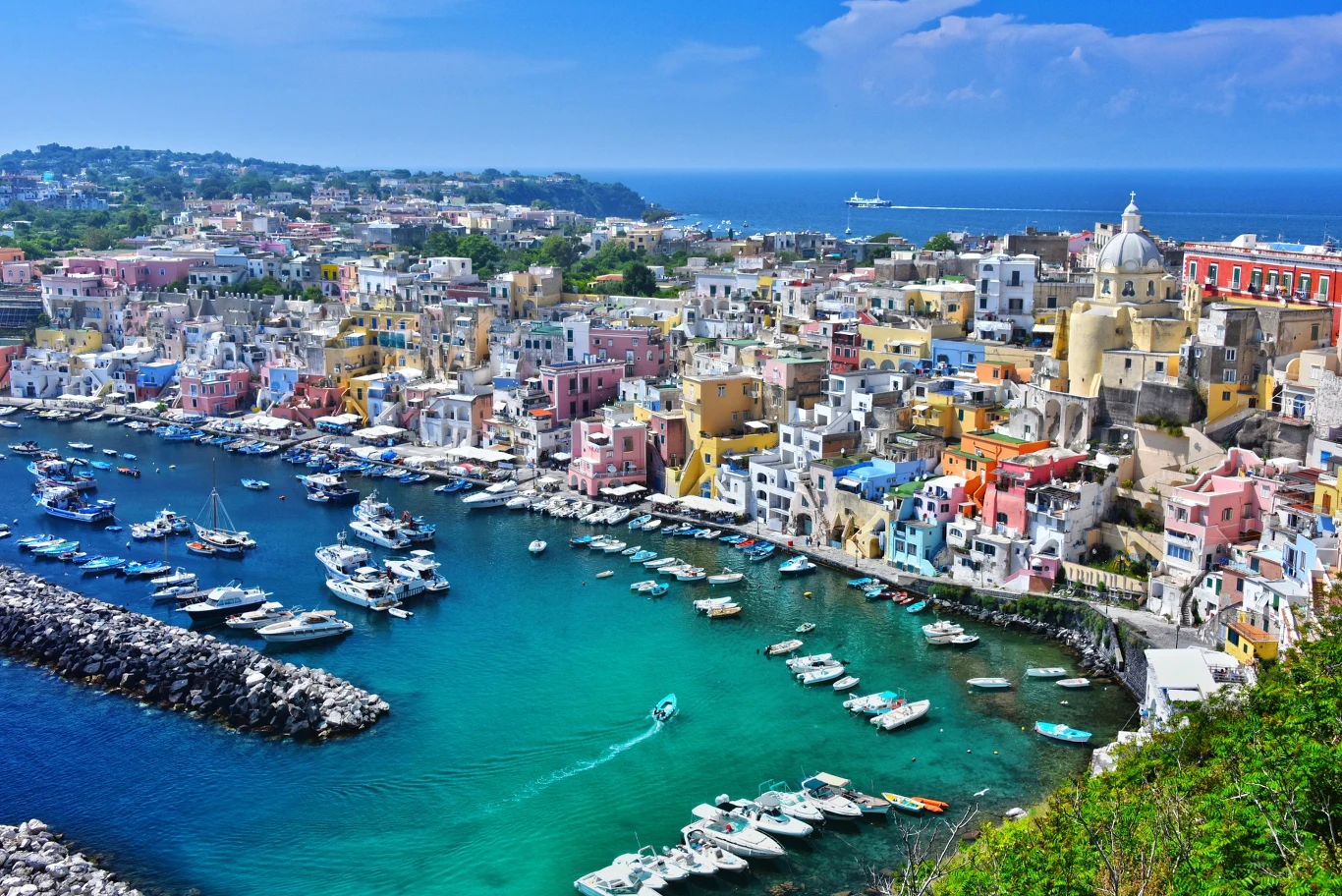 Na wyspie Procida panuje autentyczna i unikatowa atmosfera, nieprzepełniona masową turystyką.