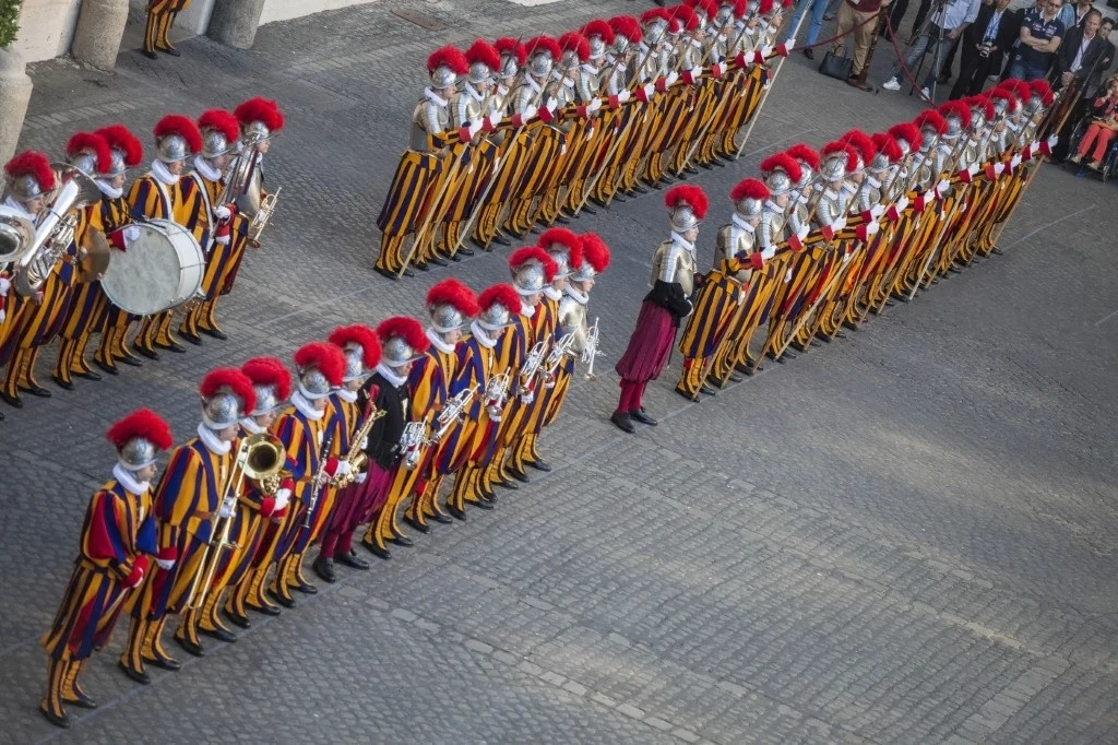 Ceremonia zaprzysiężenia rekrutów Gwardii Szwajcarskiej przełożona Ceremonia zaprzysiężenia rekrutów Gwardii Szwajcarskiej przełożona