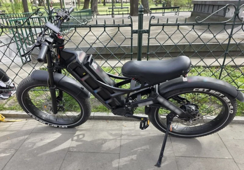 Ten pojazd wyglądem przypomina rower, ale w rzeczywistości jest motorowerem. article cover