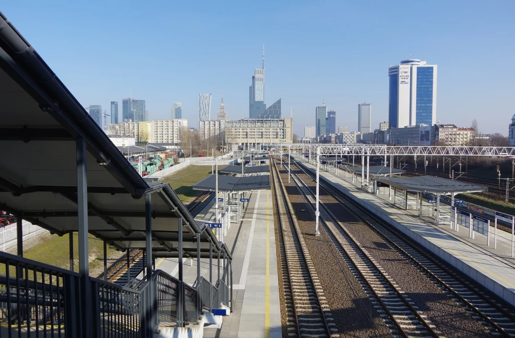 Zakaz fotografowania wszedł w życie, ale jest wiele wątpliwości, co on właściwie oznacza. Na zdjęciu dworzec kolejowy Warszawa Główna z panoramą stolicy w tle
