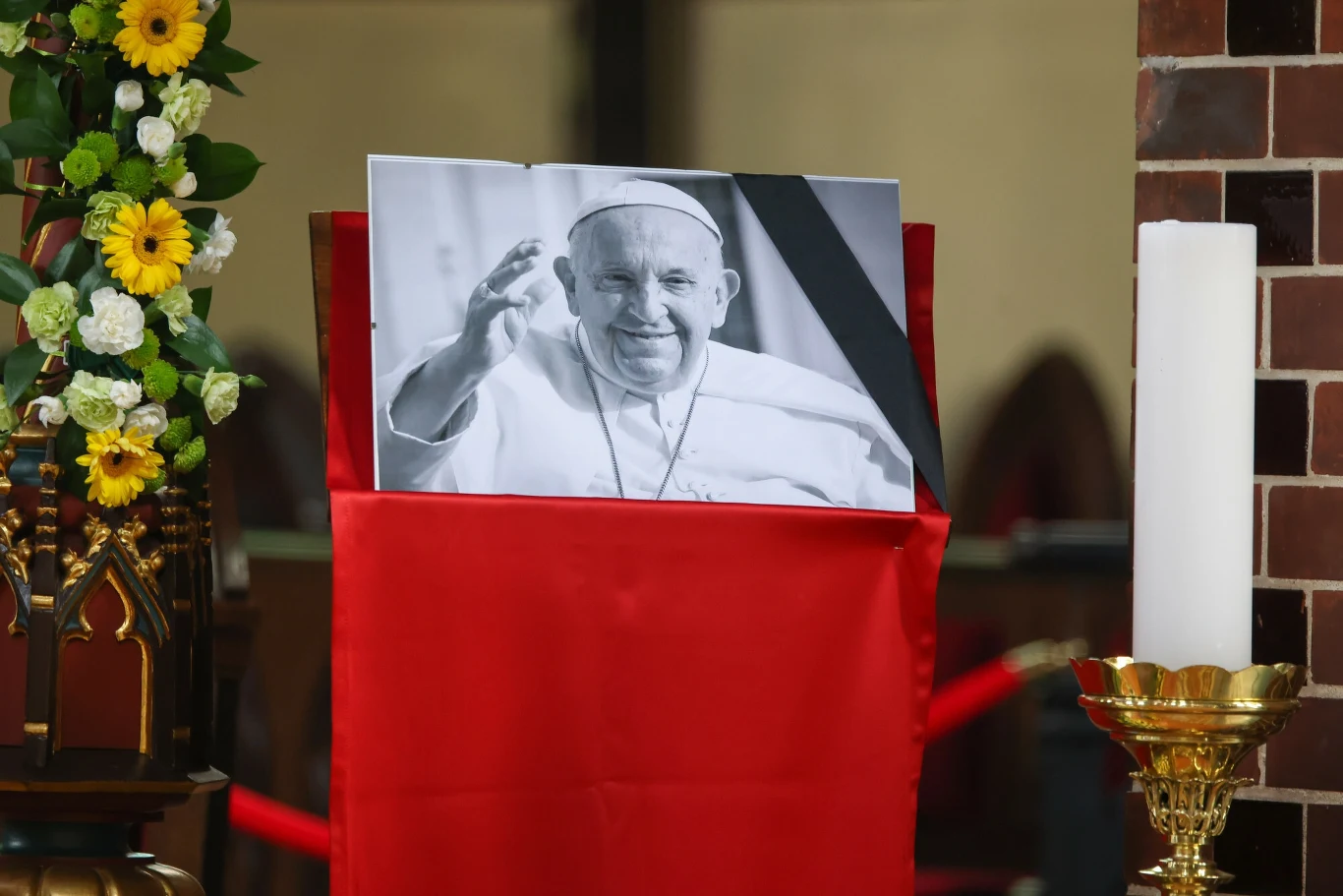 Ile kosztują ceny lotów do Rzymu przed pogrzebem papieża? Ile kosztują ceny lotów do Rzymu przed pogrzebem papieża?